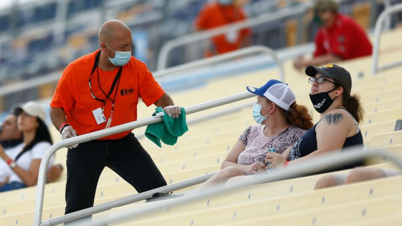 Un empleado de la pista trabaja para desinfectar la instalación durante la Copa NASCAR Dixie Vodka 400 en el Homestead-Miami Speedway el 14 de junio de 2020 en Homestead, Florida. (Foto de Michael Reaves/Getty Images)

