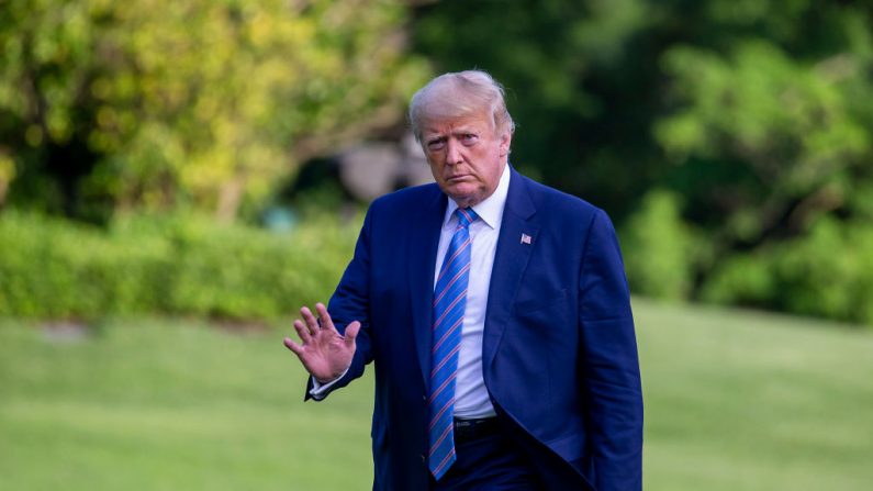 El presidente de Estados Unidos, Donald Trump, camina sobre el césped sur de la casa blanca, el 14 de junio de 2020, en Washington, DC. (Tasos Katopodis/Getty Images)