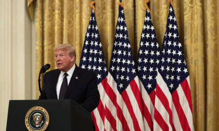 El presidente Donald Trump, habla durante un evento en el Salón Este para anunciar el "Grupo de Trabajo PREVENIR" en la Casa Blanca en Washington, el 17 de junio de 2020. (Alex Wong/Getty Images)
