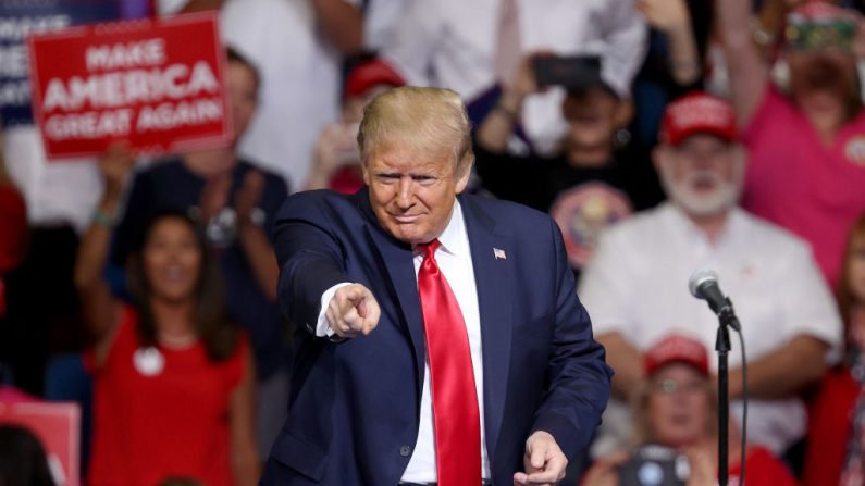 El presidente de Estados Unidos, Donald Trump, llega para un mitin de campaña en el Centro BOK, el 20 de junio de 2020, en Tulsa, Oklahoma. (NICHOLAS KAMM/AFP a través de Getty Images)