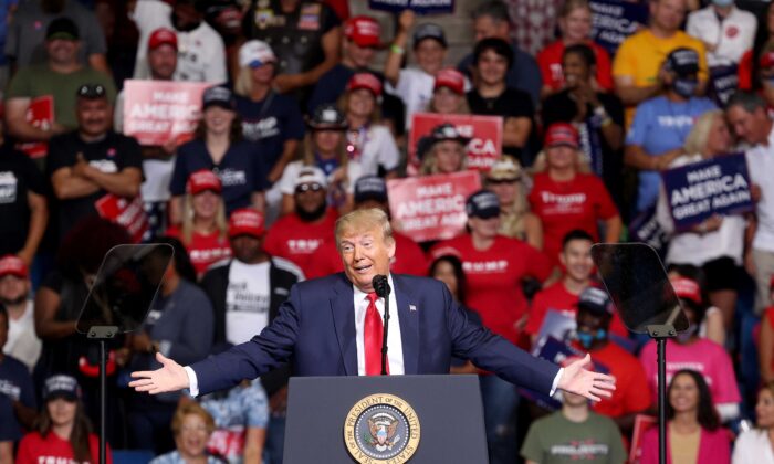 El presidente Donald Trump habla en un mitin de campaña en el Centro BOK, en Tulsa, Oklahoma, el 20 de junio de 2020. (Win McNamee/Getty Images)