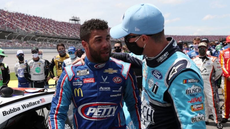 Bubba Wallace, conductor del Chevrolet Victory Junction #43, es recibido por Kevin Harvick, conductor del Busch Light Ford #4, en la Copa NASCAR Series GEICO 500 en Talladega Superspeedway el 22 de junio de 2020 en Talladega, Alabama. (Foto de Chris Graythen/Getty Images)