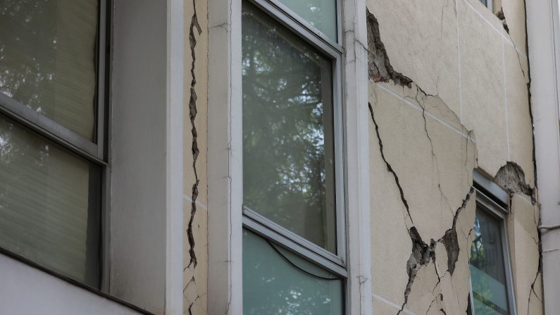 Un muro dañado por el terremoto de 2017 fue nuevamente dañado durante el terremoto del 23 de junio de 2020 en la Ciudad de México, México. (Manuel Velásquez/Getty Images)