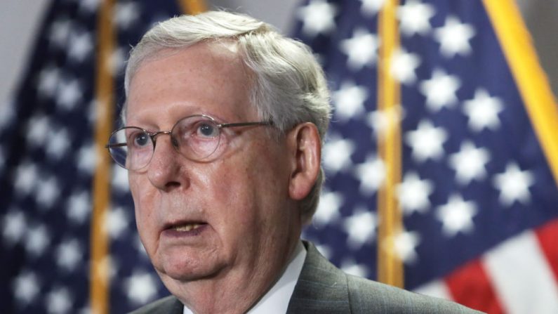 El líder de la mayoría del Senado de Estados Unidos, Mitch McConnell (R-KY), habla con miembros de los medios de comunicación después del almuerzo semanal de política republicana del Senado en el edificio de oficinas del Senado de Hart el 23 de junio de 2020 en el Capitolio de Washington, DC. (Alex Wong/Getty Images)