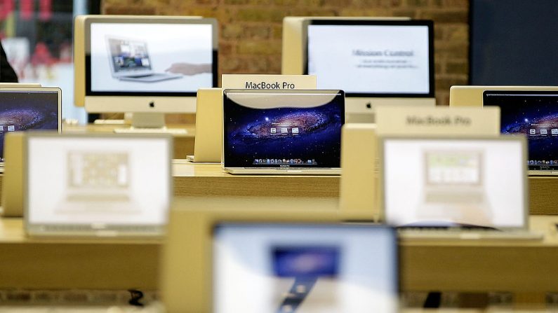Computadoras Macbook e iMac en exhibición en el Apple Store de Covent Garden el 16 de marzo de 2012 en Londres, Inglaterra. (Foto de Matthew Lloyd/Getty Images)