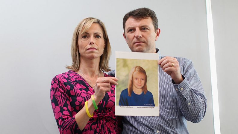 Kate y Gerry McCann sostienen una imagen policial de su hija durante una conferencia de prensa para conmemorar el quinto aniversario de la desaparición de Madeleine McCann, el 2 de mayo de 2012 en Londres, Inglaterra. (Dan Kitwood/Getty Images)
