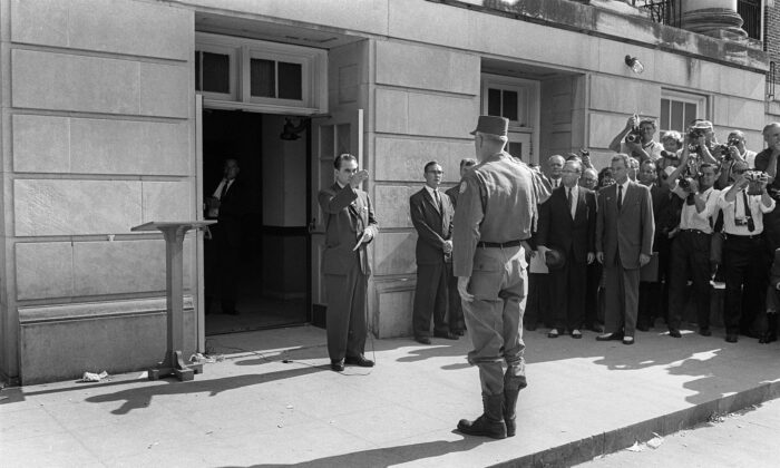 El gobernador de Alabama George Wallace (iz) se enfrenta al General Henry Graham, en Tuscaloosa, en la Universidad de Alabama, donde bloqueó la inscripción de dos estudiantes afroamericanos. Finalmente Graham le ordenó que se hiciera a un lado el 12 de junio de 1963. (-/AFP vía Getty Images)
