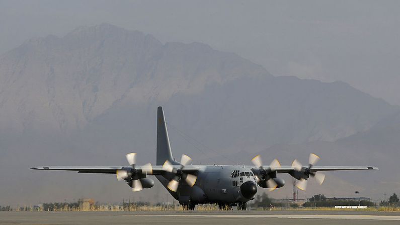 Un avión Lockheed C-130 Hércules preparándose para despegar en Kabul, Afganistán, agosto de 2012. (Alexander Klein/AFP/GettyImages)