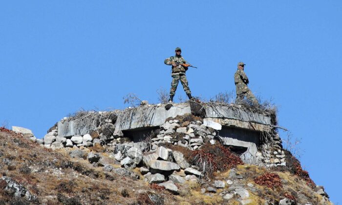 El personal del ejército indio mantiene la vigilancia en el paso de Bumla, en la frontera entre la India y China, en Arunachal Pradesh, el 21 de octubre de 2012. (Biju Boro/AFP vía Getty Images)