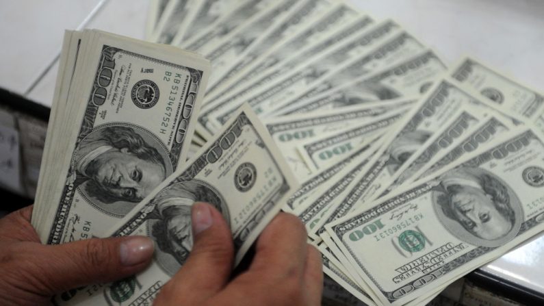 Billetes de 100 dólares en una foto de archivo, el 25 de octubre de 2012. (NOEL CELIS/AFP via Getty Images)