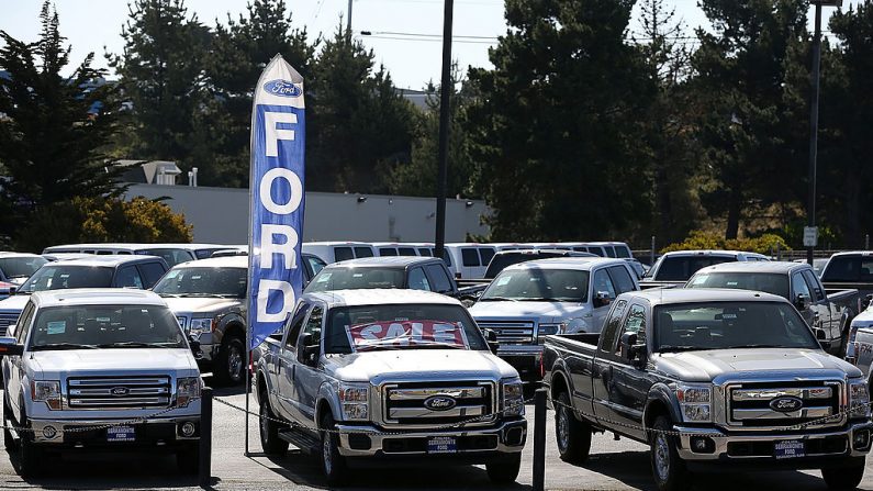 Una fila de nuevas camionetas Ford F-150 están estacionadas a la venta en un concesionario Ford en el suburbio de Broomfield en Denver (Justin Sullivan/Getty Images)