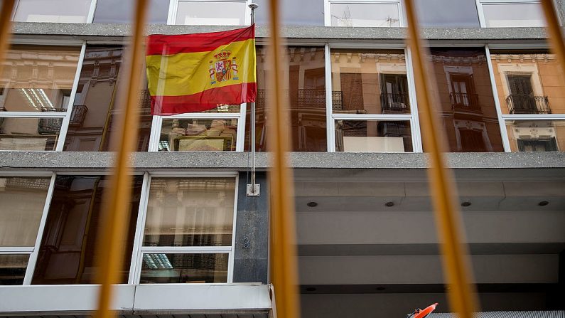 Una bandera española ondea al viento en la pared frontal de la Audiencia Nacional el 6 de agosto de 2013 en Madrid, España. (Foto de Gonzalo Arroyo Moreno/Getty Images)