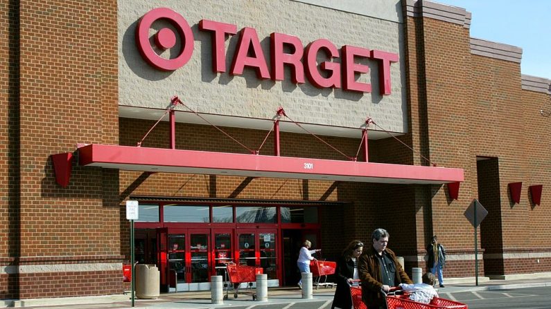 Clientes saliendo de una tienda Target el 20 de febrero de 2003 en Alexandria, Virginia. (Mark Wilson/Getty Images)
