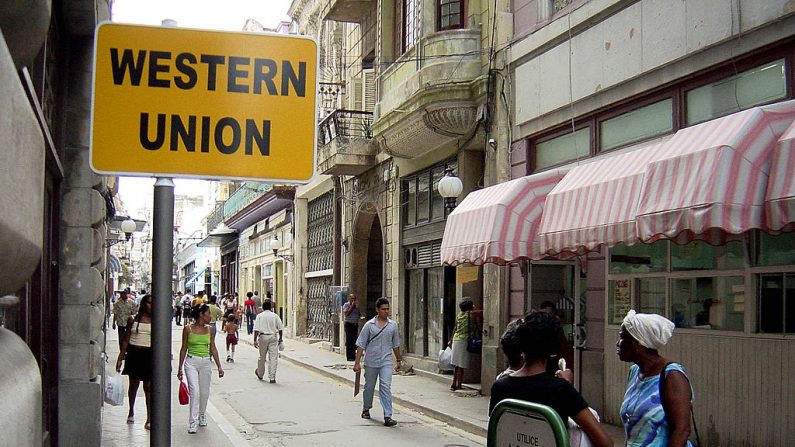 Los cubanos esperan frente a la Oficina de Western Union en La Habana en esta foto de archivo de enero de 2003. (Foto de Jorge Rey/Getty Images)