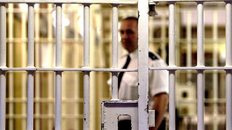 En la imagen ilustrativa, un guardia de la prisión de HMP (Her Majesty's Prison) Pentonville se encuentra detrás de una puerta cerrada el 19 de mayo de 2003 en Londres. (Foto de Ian Waldie/Getty Images)
