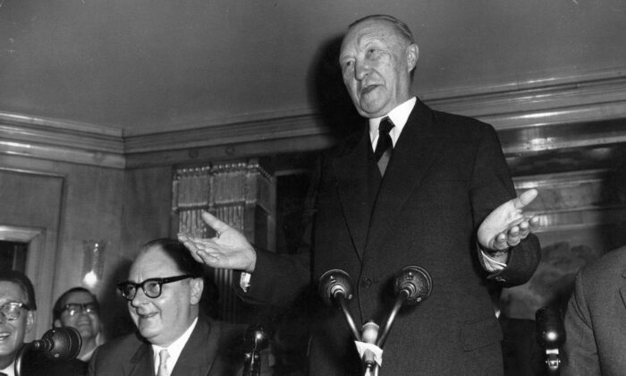 El canciller alemán Konrad Adenauer habla en una conferencia de prensa en el Hotel Dorchester de Londres el 1 de enero de 1959. (Keystone/Getty Images)