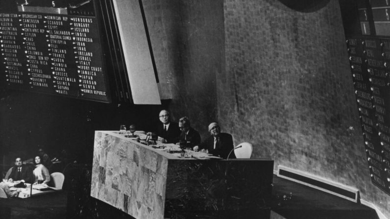 El Secretario General U Thant, el Presidente de la Asamblea Adam Malik y el Secretario General Adjunto Ca Etavropoulos en la Asamblea General de las Naciones Unidas sobre Oc. 25 de 1971, cuando China comunista fue votada para reemplazar a la República de China (Taiwán) como un estado miembro de la ONU (Keystone/Getty Images)