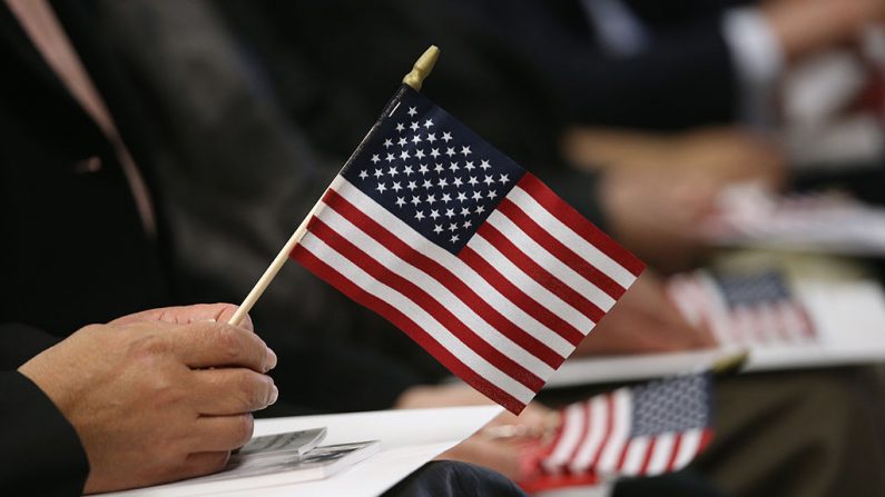 Los inmigrantes esperan la ceremonia de naturalización que se celebrará en la oficina del Servicio de Ciudadanía e Inmigración de los Estados Unidos (USCIS) el 17 de enero de 2014 en la ciudad de Nueva York. (Foto de John Moore/Getty Images)