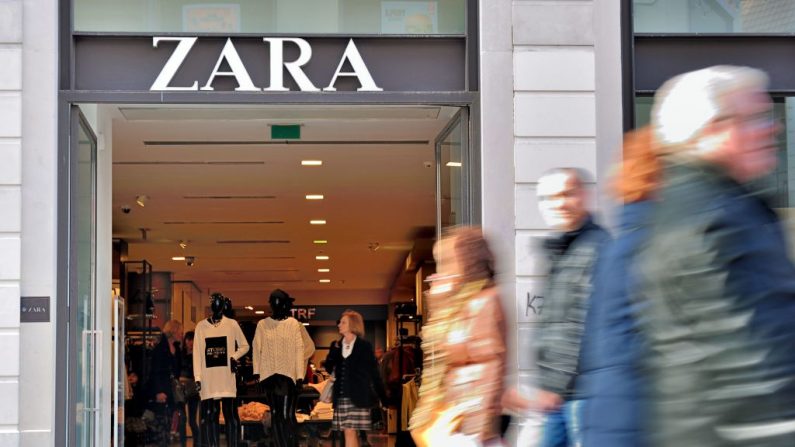 Personas caminan dfrente a la entrada de una tienda de ropa de Zara el 24 de febrero de 2014 en la ciudad norteña francesa de Lille.  (PHILIPPE HUGUEN/AFP vía Getty Images)