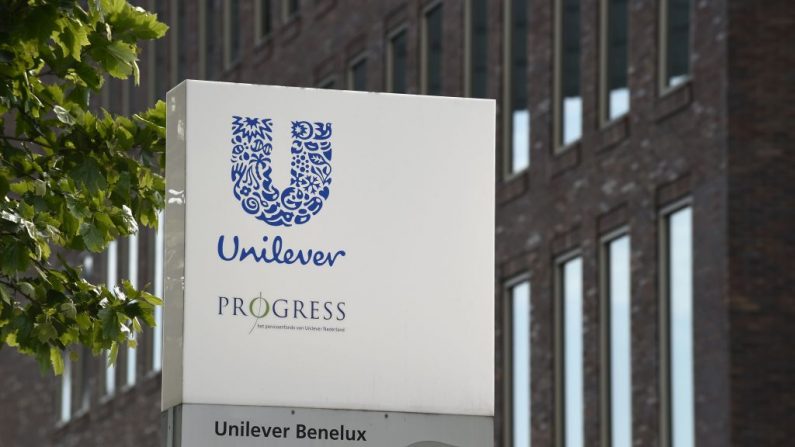 Una foto tomada el 5 de junio de 2015 muestra el logo de Unilever en la sede de Rotterdam (Países Bajos). (Foto de JOHN THYS/AFP vía Getty Images)