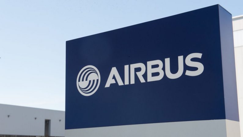 El logo de Airbus se ve en la víspera de la inauguración de la primera planta de fabricación de Airbus en Estados Unidos en Mobile, Alabama, el 13 de septiembre de 2015. (NICHOLAS KAMM/AFP vía Getty Images)