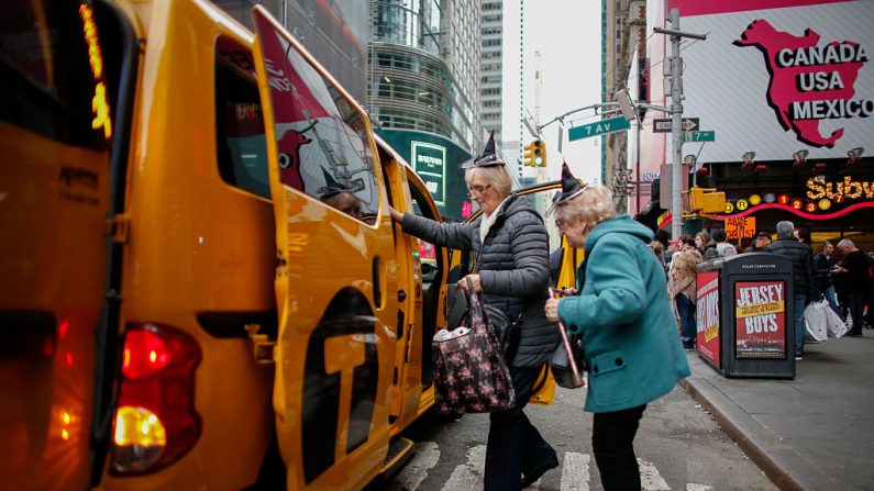 Una anciana toma un taxi mientras se viste para Halloween, en Times Square, antes del 42 ° Desfile Anual de Halloween el 31 de octubre de 2015, en la ciudad de Nueva York. (Kena Betancur/Getty Images)