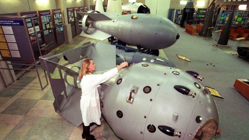 Un empleado de un museo nuclear limpia, el 19 de octubre la primera bomba nuclear soviética, probada en 1949 en Sarov (detrás se encuentra la primera bomba termonuclear). (Foto de ALEXANDER NEMENOV/AFP vía Getty Images)
