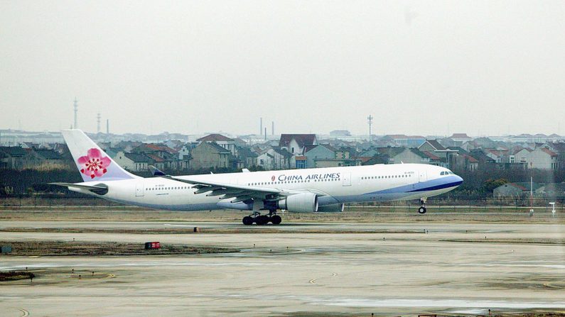 Un Airbus A 330-200 de la aerolínea china Air China en el Aeropuerto Internacional Liszt Ferenc, de Budapest, en Budapest, Hungría, el 01 de mayo de 2015. (EFE/EPA/ZOLTAN BALOGH/File)
