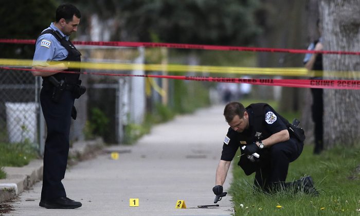 La policía investiga un tiroteo en Chicago, Illinois, en una fotografía de archivo. (Joshua Lott/Getty Images)