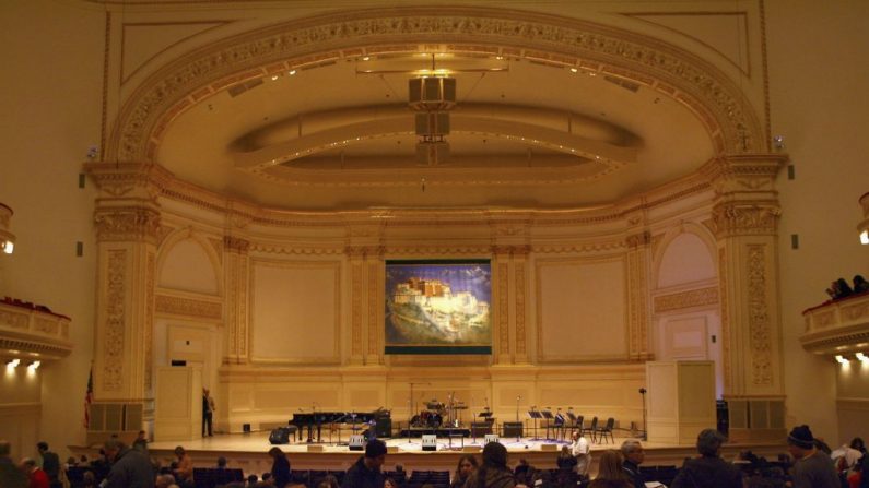 NUEVA YORK - 1 DE MARZO: Una vista general de la atmósfera antes de un espectáculo en el Carnegie Hall el 1 de marzo de 2006 en la ciudad de Nueva York, Nueva York. (Foto de Scott Wintrow/Getty Images)
