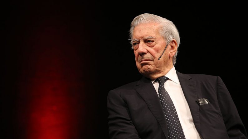 El premio Nobel de Literatura Mario Vargas Llosa asiste a una lectura durante el festival internacional de literatura lit. Cologne en el "WDR Funkhaus" el 23 de octubre de 2016 en Cologne, Alemania. (Foto de Ralf Juergens/Getty Images)