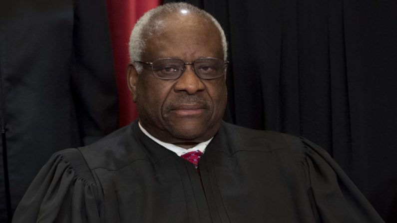 El Juez Asociado de la Corte Suprema de EE.UU., Clarence Thomas, en la Corte Suprema, en Washington, D.C., el 1 de junio de 2017. (SAUL LOEB/AFP/Getty Images)
