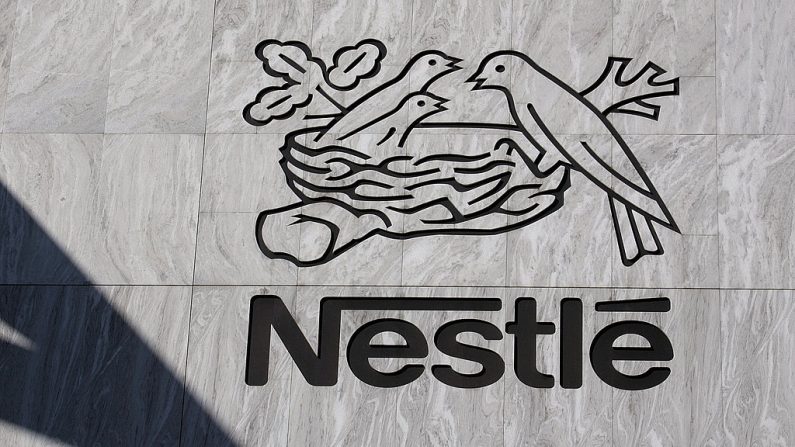 El logo de Nestlé, el gigante de la comida suiza, se ve en la sede de la compañía en Vevey, Suiza 23 de agosto de 2006. (FABRICE COFFRINI/AFP/Getty Images)
