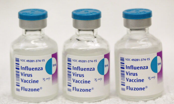 Tres viales de vacuna con 10 dosis en la Farmacia Ballin en Chicago, Illinois, el 8 de octubre de 2004. (Tim Boyle/Getty Images)
