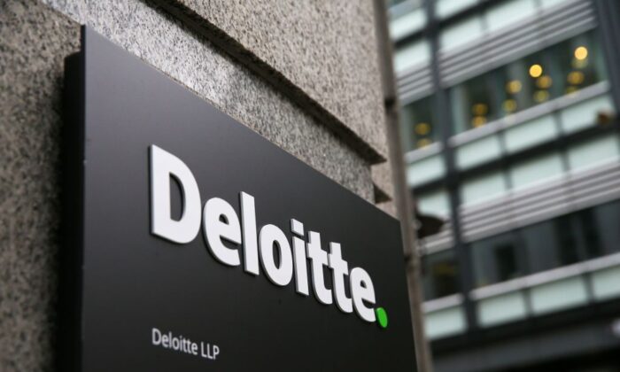 El logo de Deloitte está en un cartel fuera de las oficinas de la compañía en Londres, Inglaterra, el 25 de septiembre de 2017. (Daniel Leal-Olivas/AFP vía Getty Images)