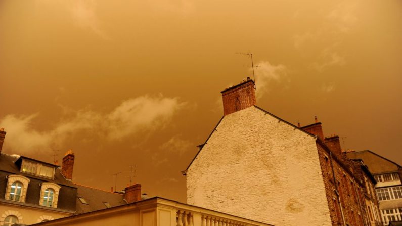 Una foto ilustrativa muestra los tejados y el cielo después de que se volviera de color amarillo-ocre debido a la arena del desierto del Sahara. (El crédito de la foto debe leerse MARIE DUFAY/AFP a través de Getty Images)
