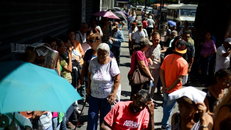 La gente hace cola frente a un supermercado en Caracas (Venezuela) para comprar alimentos básicos y productos del hogar el 10 de noviembre de 2017. (FEDERICO PARRA/AFP vía Getty Images)