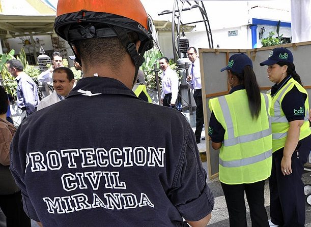 Los bomberos participan en un simulacro de terremoto en una avenida principal de Caracas el 23 de septiembre de 2009. (JUAN BARRETO/AFP a través de Getty Images)