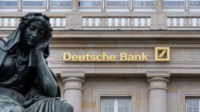 Una sucursal del banco alemán Deutsche Bank fotografiada con una escultura del monumento a Gutenberg el 1 de febrero de 2018 en Frankfurt, Alemania. (Foto de Thomas Lohnes/Getty Images)