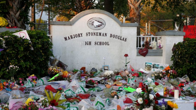 Flores, velas y recuerdos se encuentran en el exterior de uno de los monumentos improvisados de la escuela secundaria Marjory Stoneman Douglas en Parkland, Florida (EE.UU.), el 27 de febrero de 2018. (RHONA WISE/AFP a través de Getty Images)