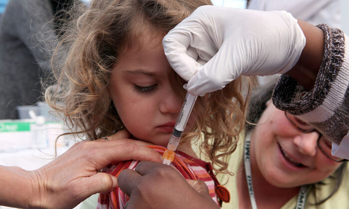Hannah Rood, de tres años de edad, recibe la vacuna contra la influenza H1N1 en una clínica de vacunación contra la gripe H1N1 en el Doctor's Medical Center de San Pablo, California, el 5 de noviembre de 2009. (Justin Sullivan/Getty Images)
