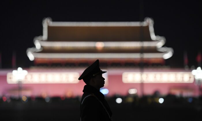 Un oficial de policía paramilitar hace guardia en la Plaza Tiananmen, en Beijing, el 11 de marzo de 2018. (Greg Baker/AFP a través de Getty Images)