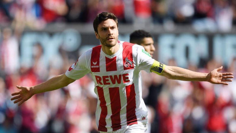 Jonas Hector de Koeln celebra después de haber marcado un gol para llegar a 1:0 durante el partido de la Bundesliga entre el 1. FC Koeln y el 1. FSV Mainz 05 en el RheinEnergieStadion el 7 de abril de 2018 en Colonia, Alemania. (Foto de Matthias Hangst/Bongarts/Getty Images)