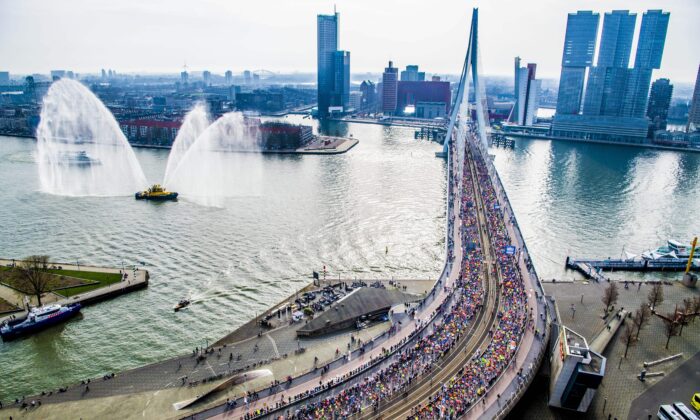 Una vista del puente Erasmus y el horizonte en Rotterdam, Holanda, el 8 de abril de 2018. (ROBIN UTRECHT/AFP vía Getty Images)