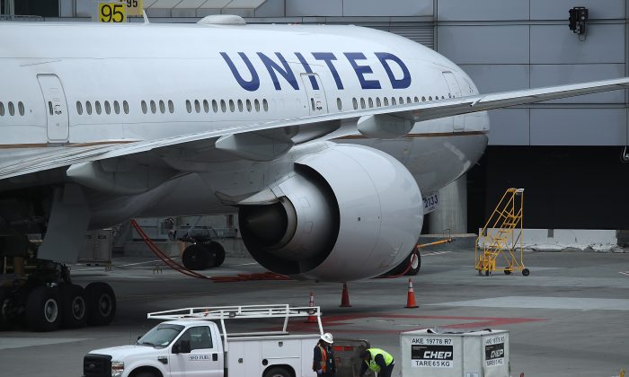 Aviones de United Airlines en la pista del aeropuerto internacional de San Francisco, en San Francisco, California, el 18 de abril de 2018. (Justin Sullivan/Getty Images)