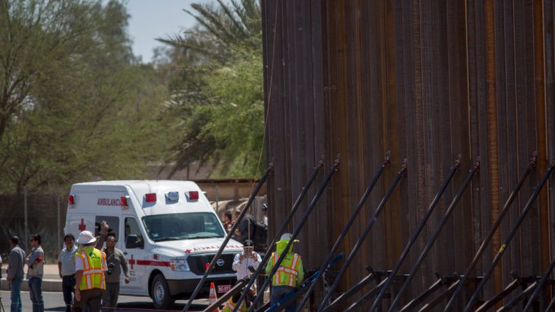 Una ambulancia en el lado mexicano de la frontera pasa cuando la secretaria del Departamento de Seguridad Nacional de los EE. UU., Kirstjen M. Nielsen, recorre un sitio de reemplazo de la valla fronteriza en Calexico, California, el 18 de abril de 2018. (David McNew / Getty Images)
