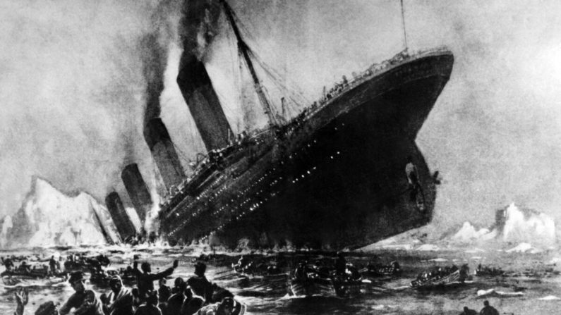 Impresión artística sin fecha que muestra el naufragio del 14 de abril de 1912 del buque de pasajeros de lujo británico Titanic frente a la costa de Nueva Escocia durante su viaje inaugural. (APAGADO/AFP a través de Getty Images)