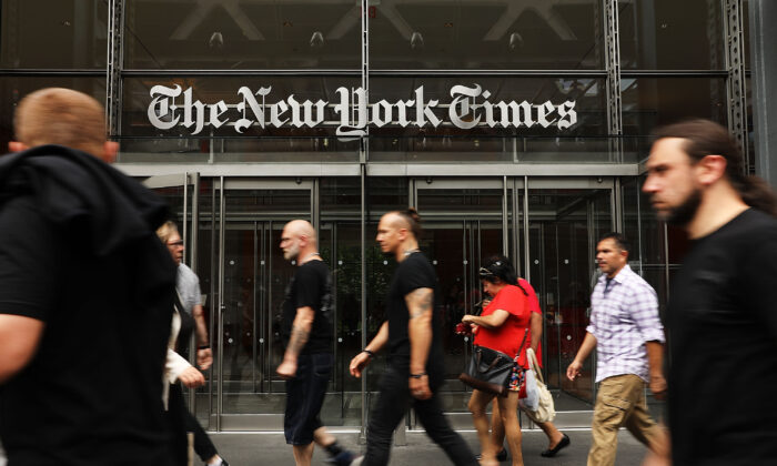 Varias personas pasan por delante del edificio del New York Times, en la ciudad de Nueva York, el 27 de julio de 2017. (Spencer Platt/Getty Images)