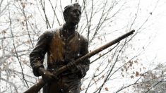Hombre de Carolina del Norte es acusado de iniciar disturbios y derribar estatuas confederadas