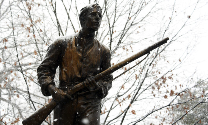 La nieve cae sobre el monumento a Henry Lawson Wyatt en el capitolio estatal de Raleigh, Carolina del Norte, el 17 de enero de 2018. (Lance King/Getty Images)